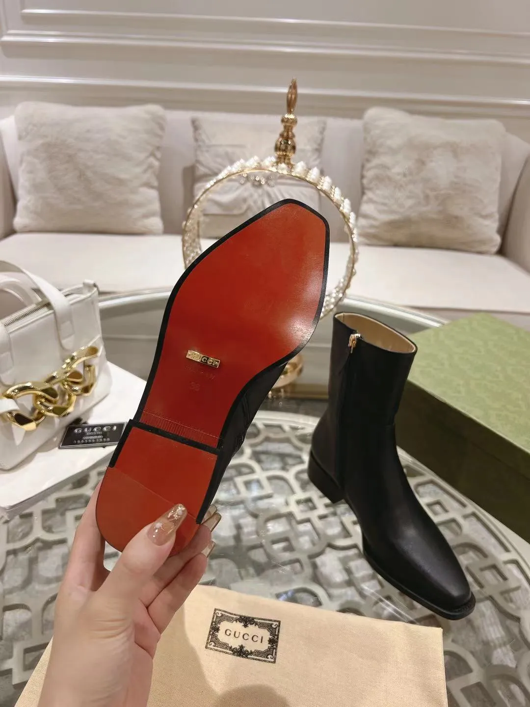 👟👟Ex-factory price 600👟👟 Gucci's latest popular half-horsebit detail boots for autumn and winter, European and American punk style riding boots, horsebit detail boots, the same style as the big-name street style darlings of European and American stars. Upper: Calfskin imported from Italy Size: 35-42#